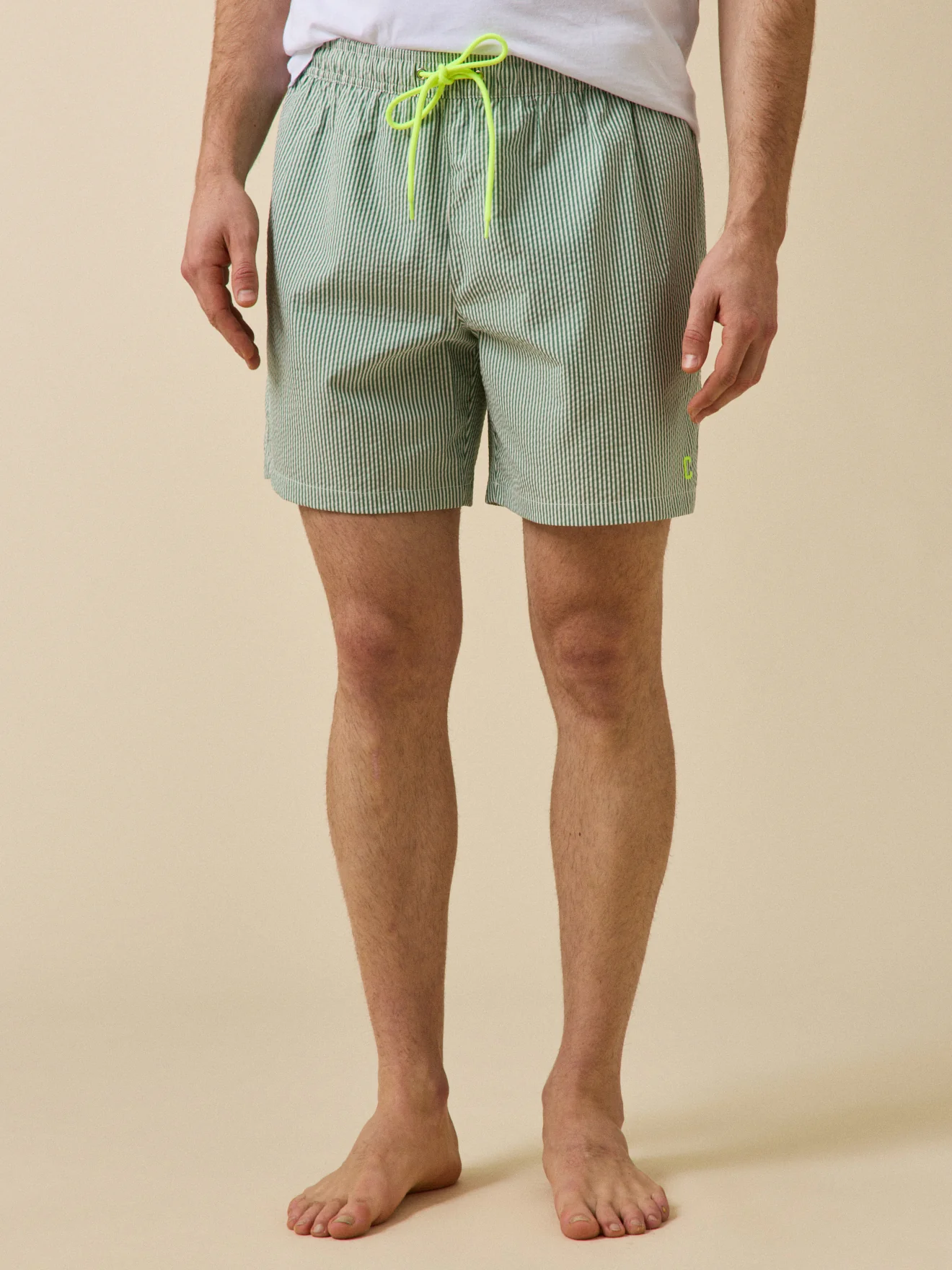 Gestreifte Herren-Badeshorts aus Seersucker
