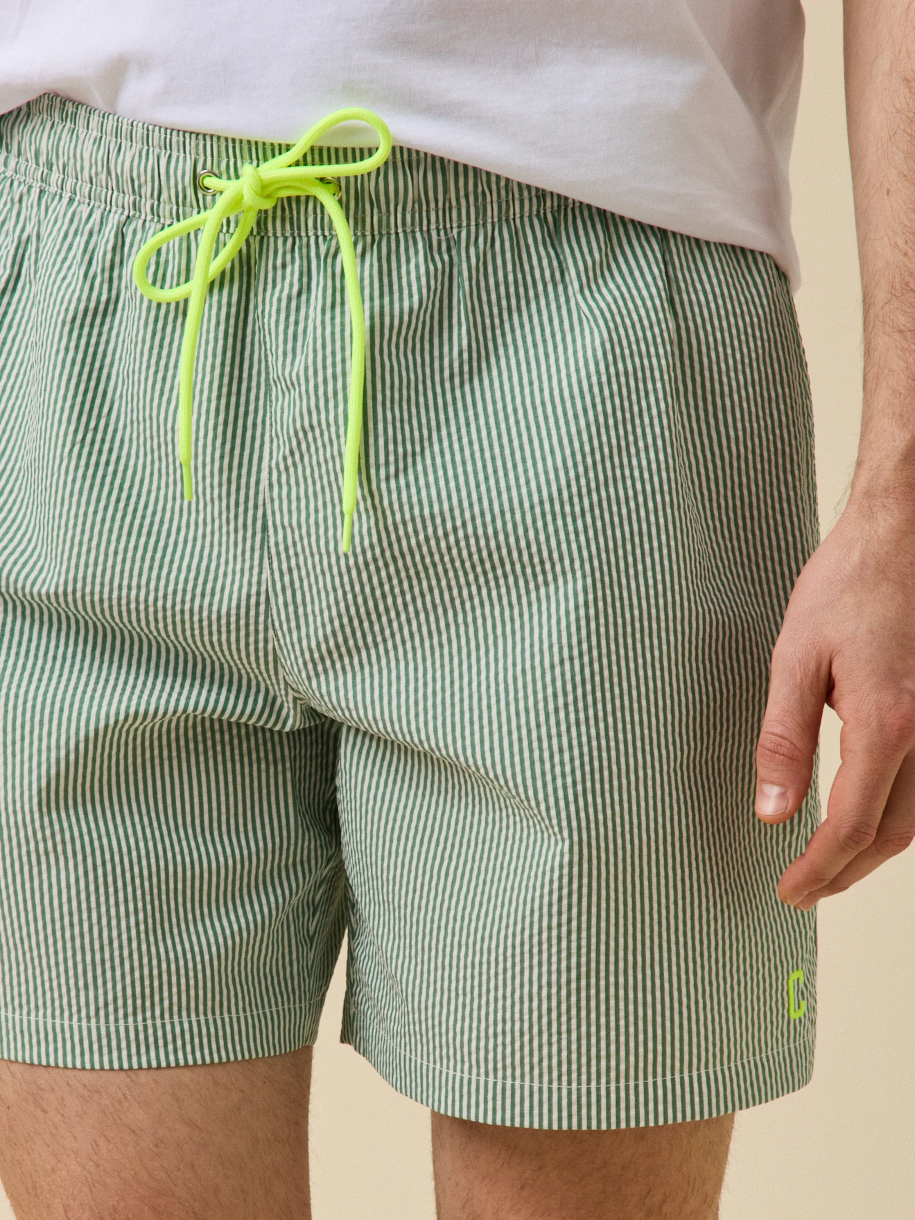 Gestreifte Herren-Badeshorts aus Seersucker - Image 3