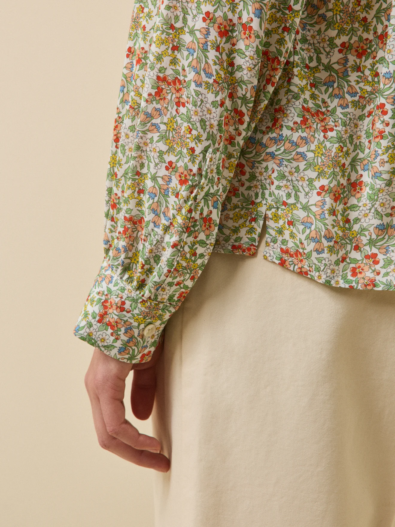 Damenbluse mit Volants am Kragen aus Liberty-Stoff - Limited Collection - Image 4