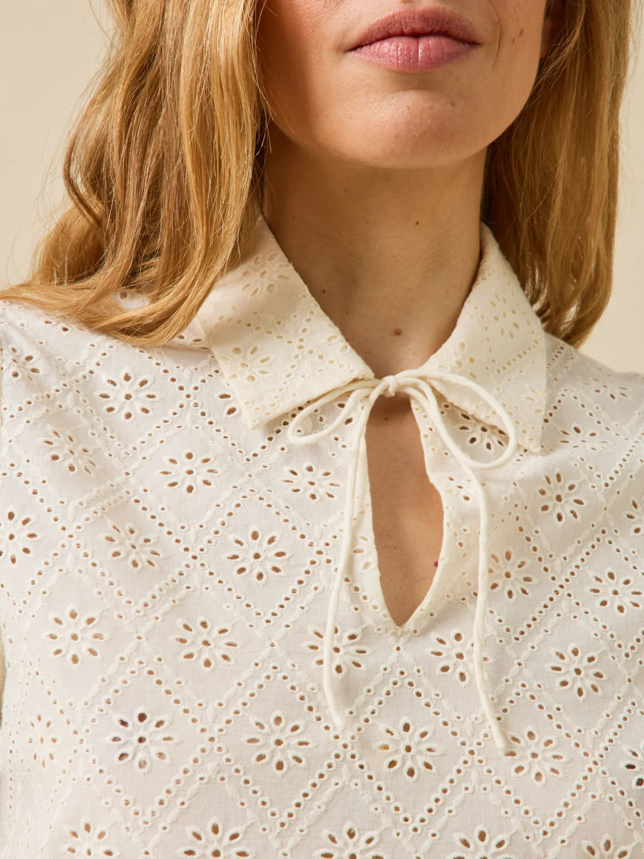 Damen-Poloshirt mit Lochstickerei - Image 4