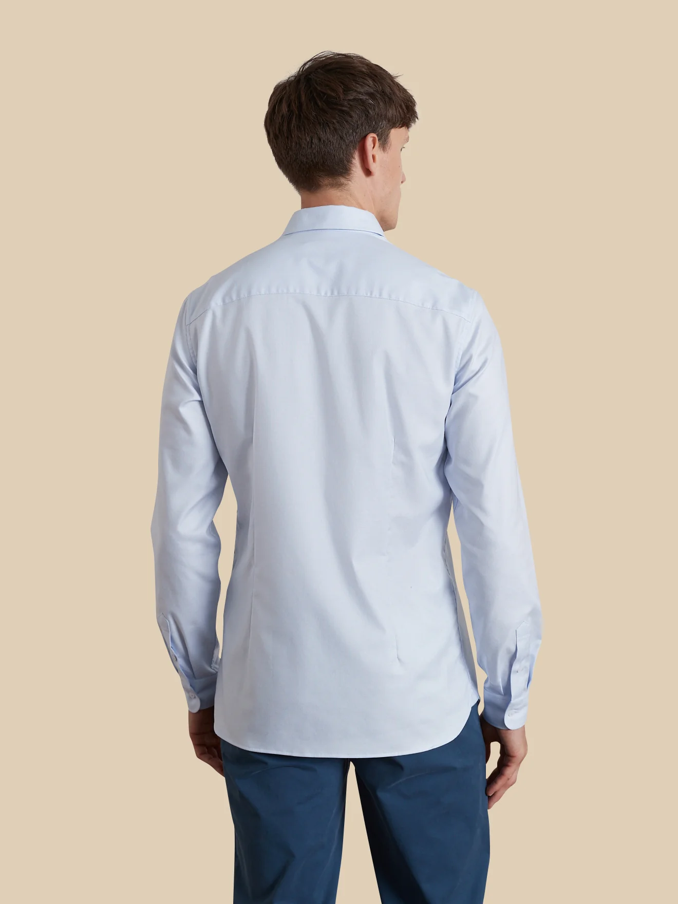 Einfarbiges Slim Fit Herrenhemd aus Pinpoint-Stoff - Image 2
