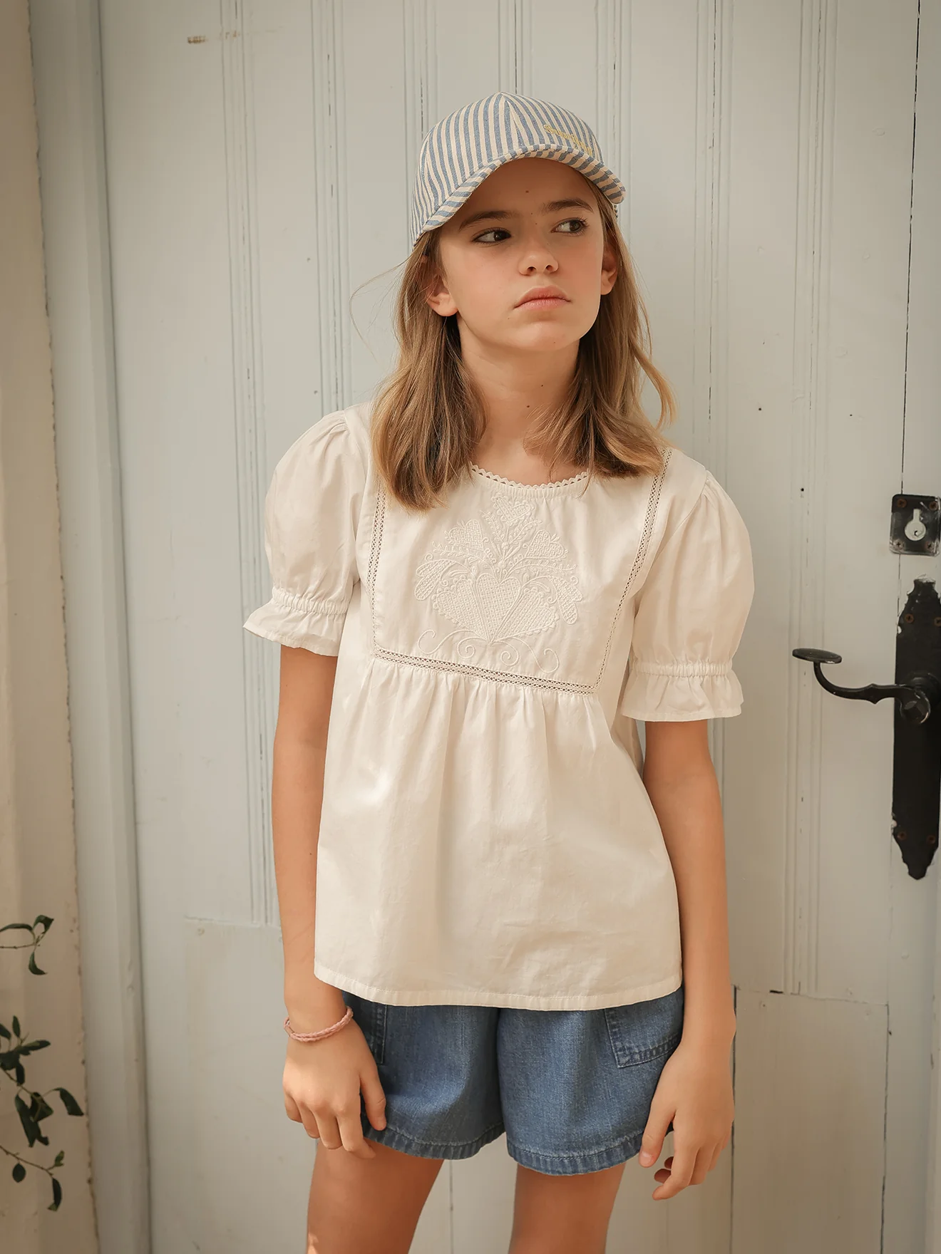 Mädchenbluse mit besticktem Plastron - Image 3