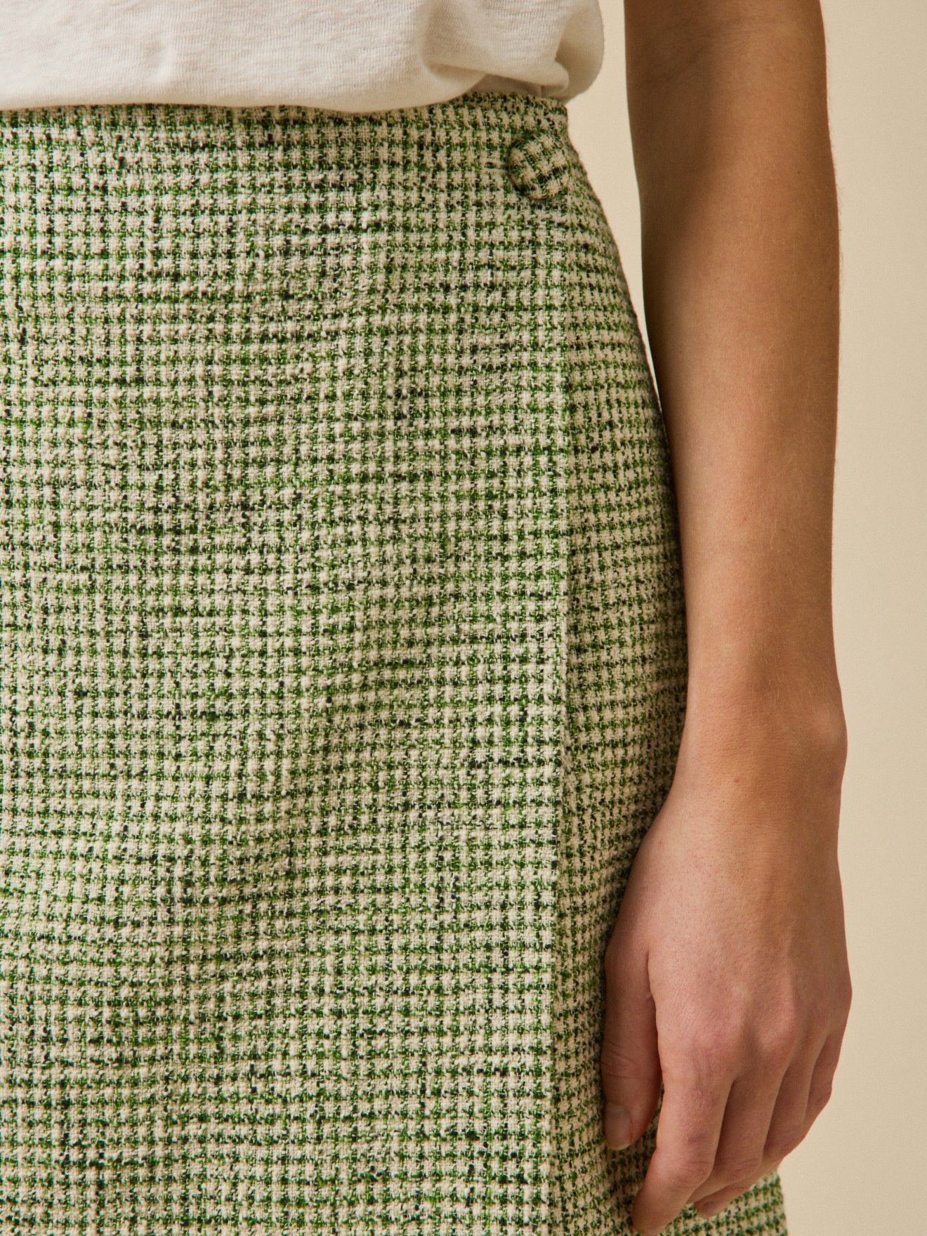 Kurzer Damen-Wickelrock aus kariertem Tweed - Image 4