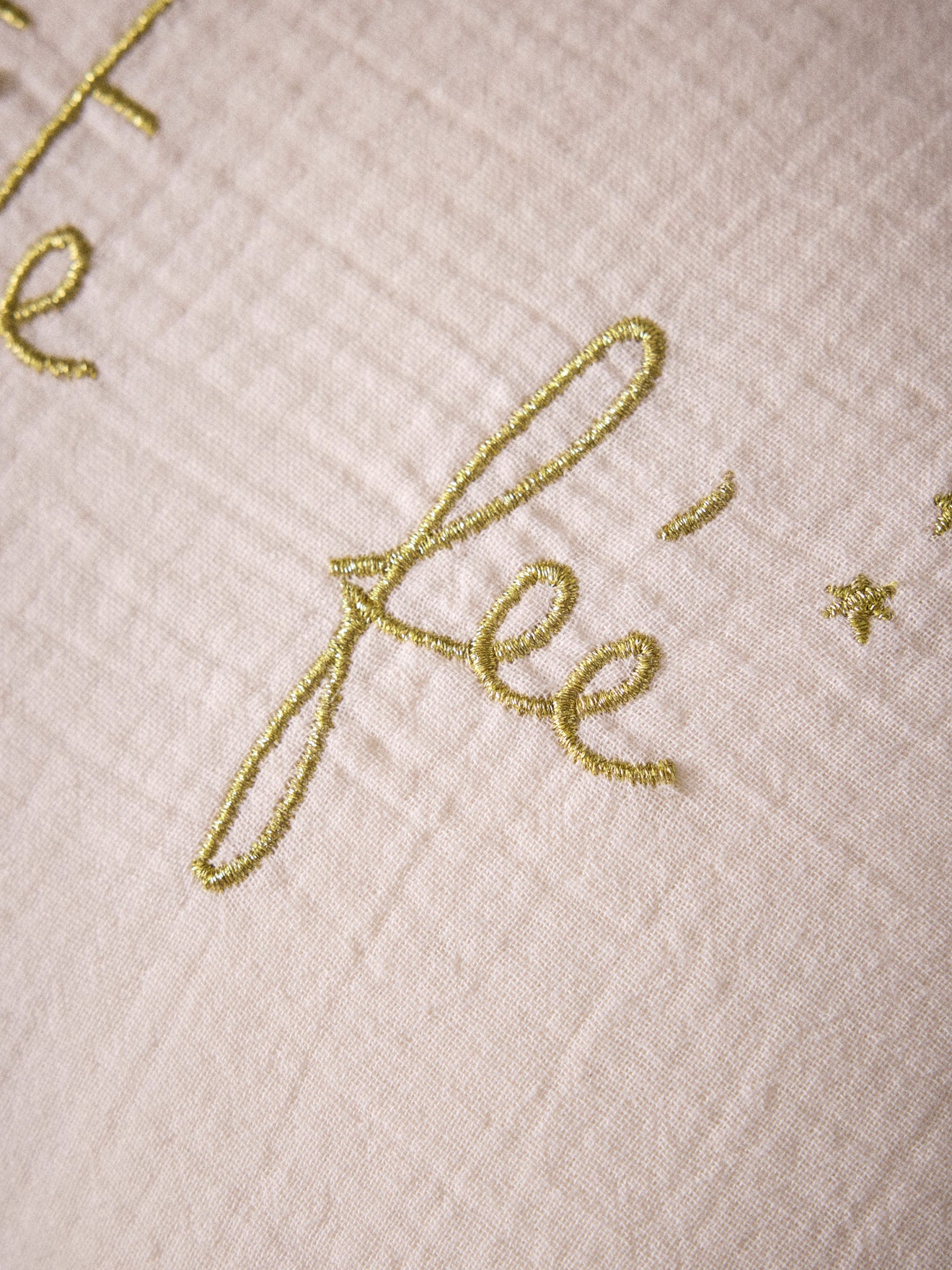 Kissen mit fliegender Mesh und goldener Stickerei - Image 3
