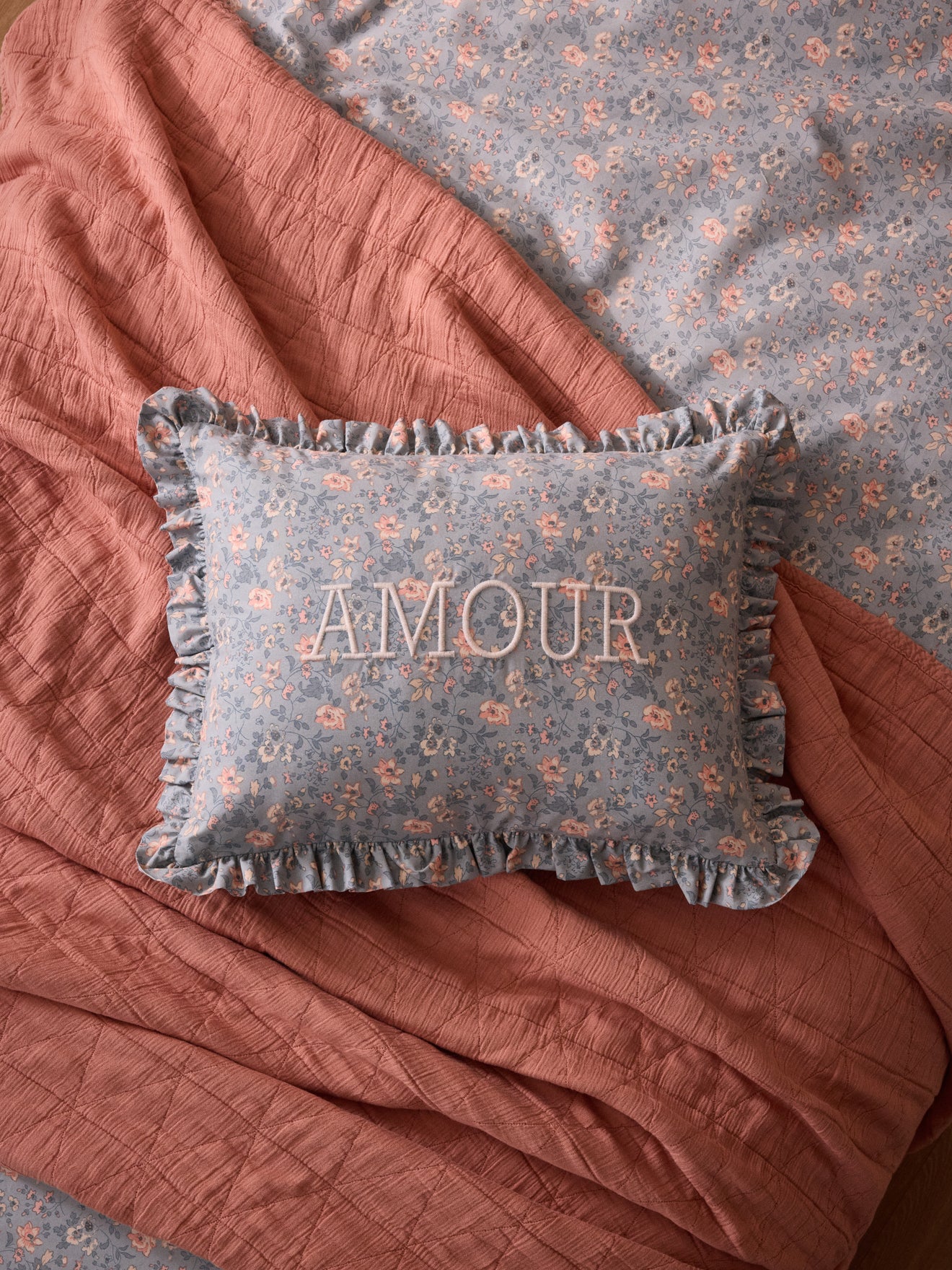 Kissen mit Amour-Stickerei