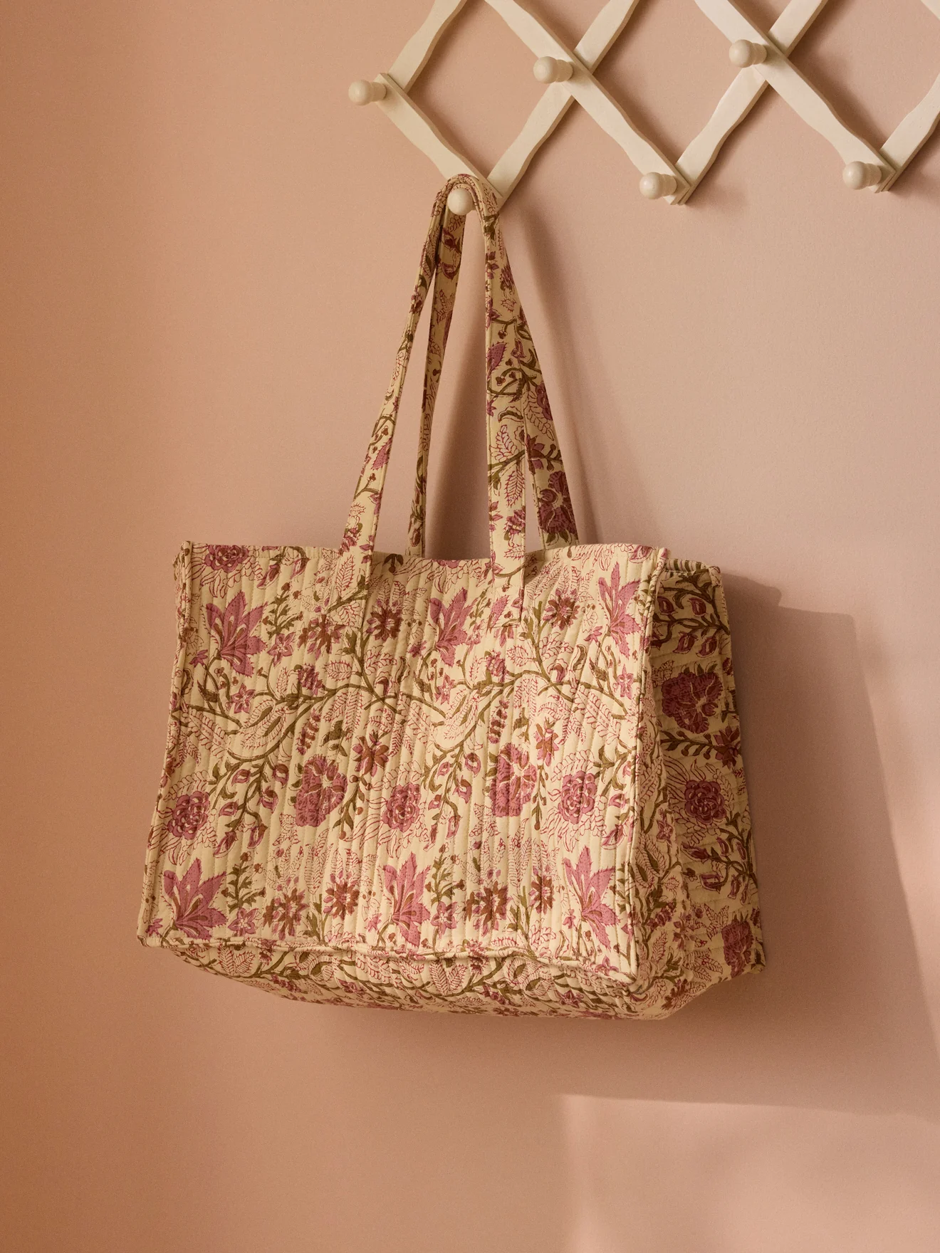 Gesteppte Tragetasche mit Blumen-Print