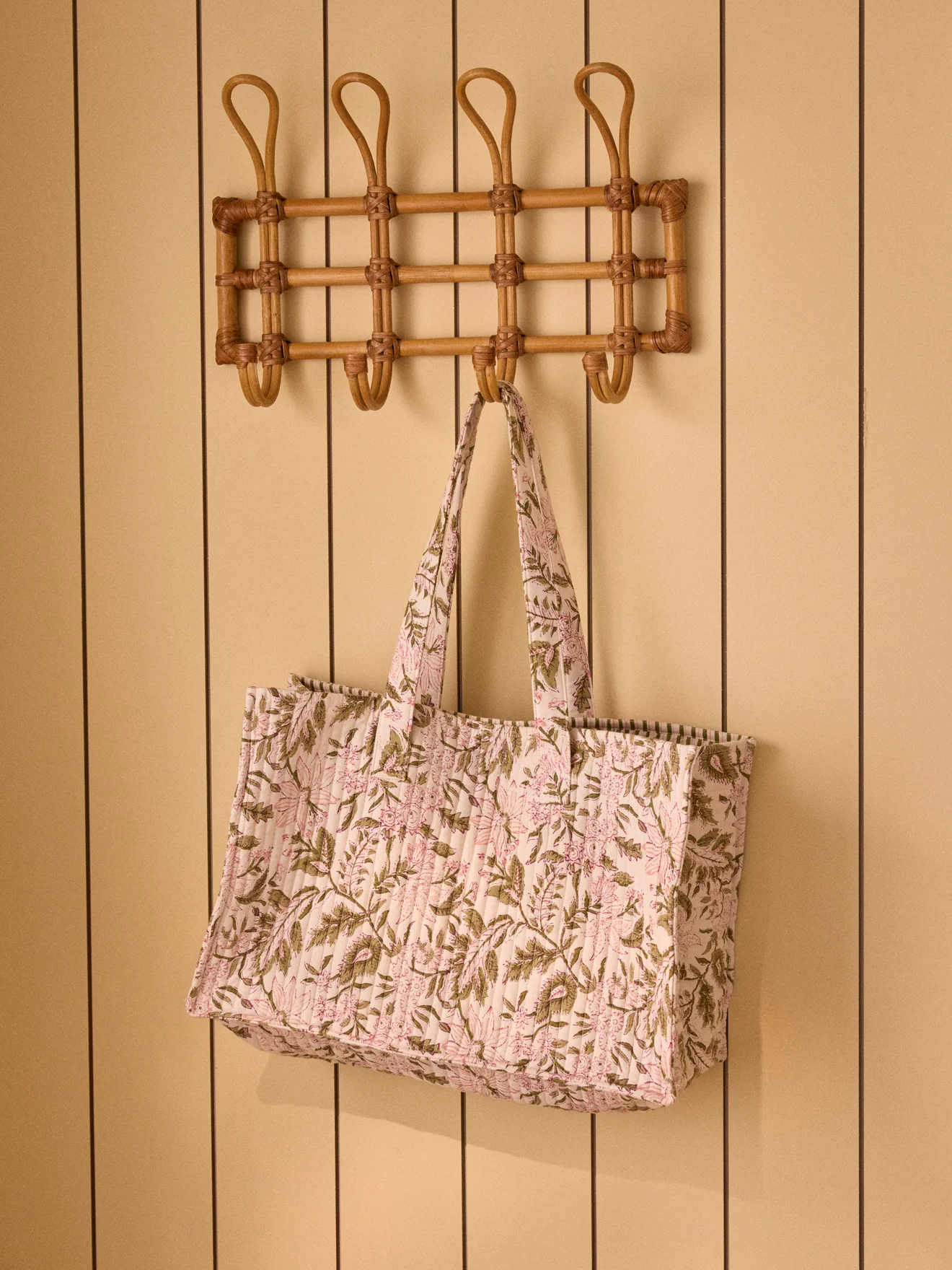 Gesteppte Tragetasche mit Blumen-Print