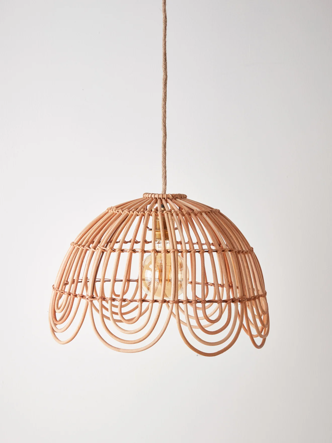Hängelampe in Blumenform aus Rattan