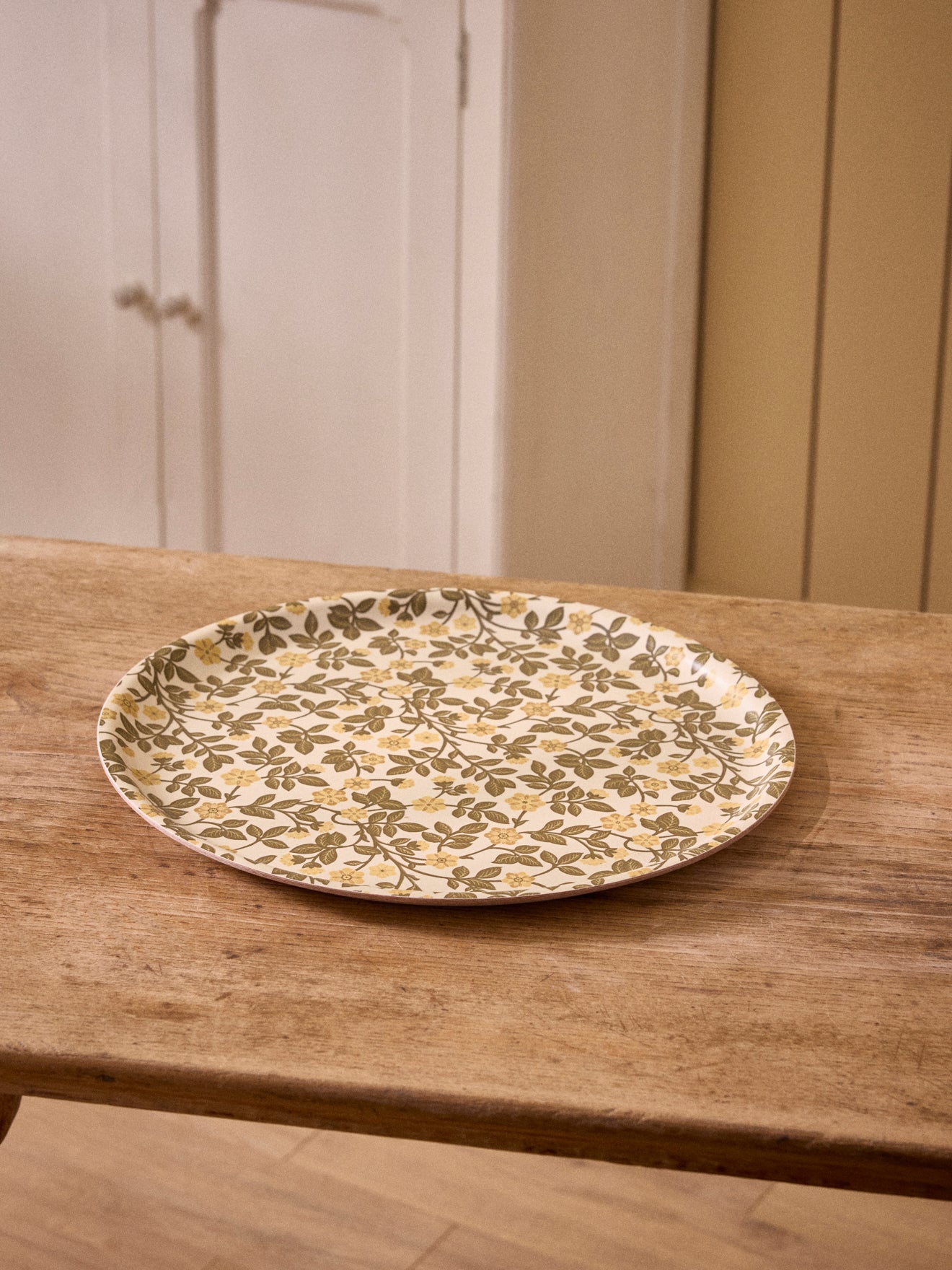 Runde Holzschale mit Blumenmotiv
