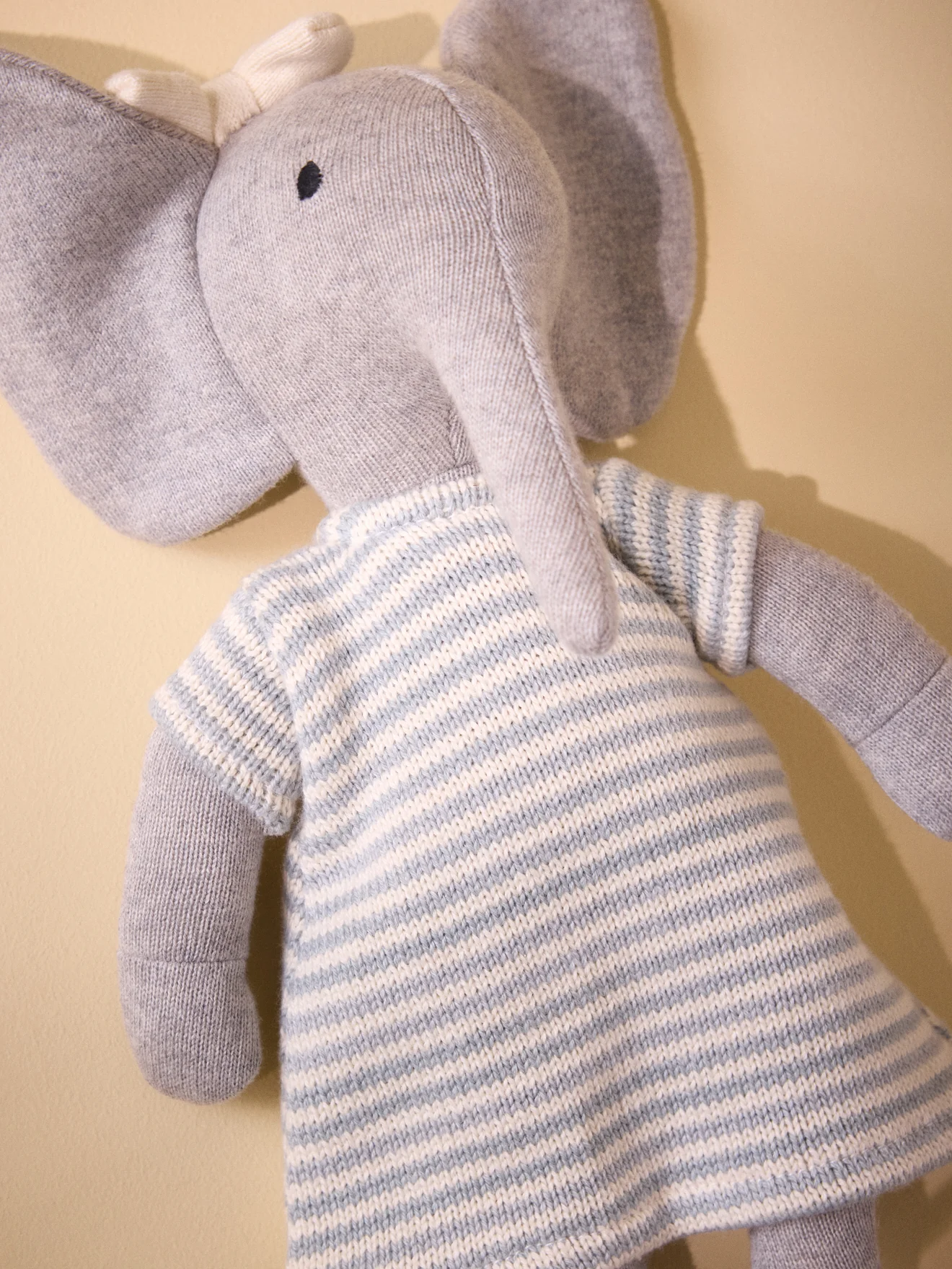 Gestricktes Kuscheltier « Elefant» mit Kleid aus Moosstrick - Image 2