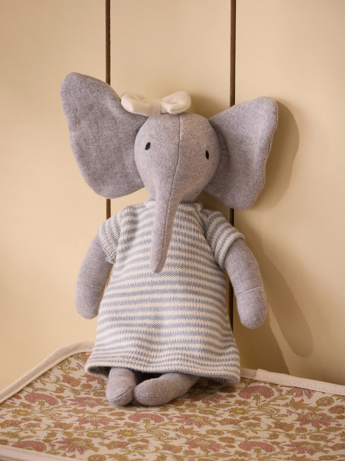 Gestricktes Kuscheltier « Elefant» mit Kleid aus Moosstrick - Image 3