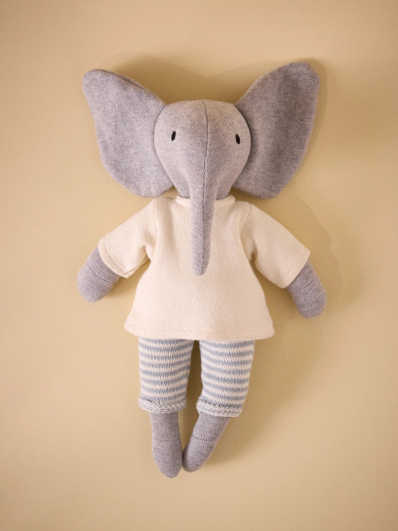 Gestricktes Kuscheltier « Elefant » mit Outfit aus Moosstrick