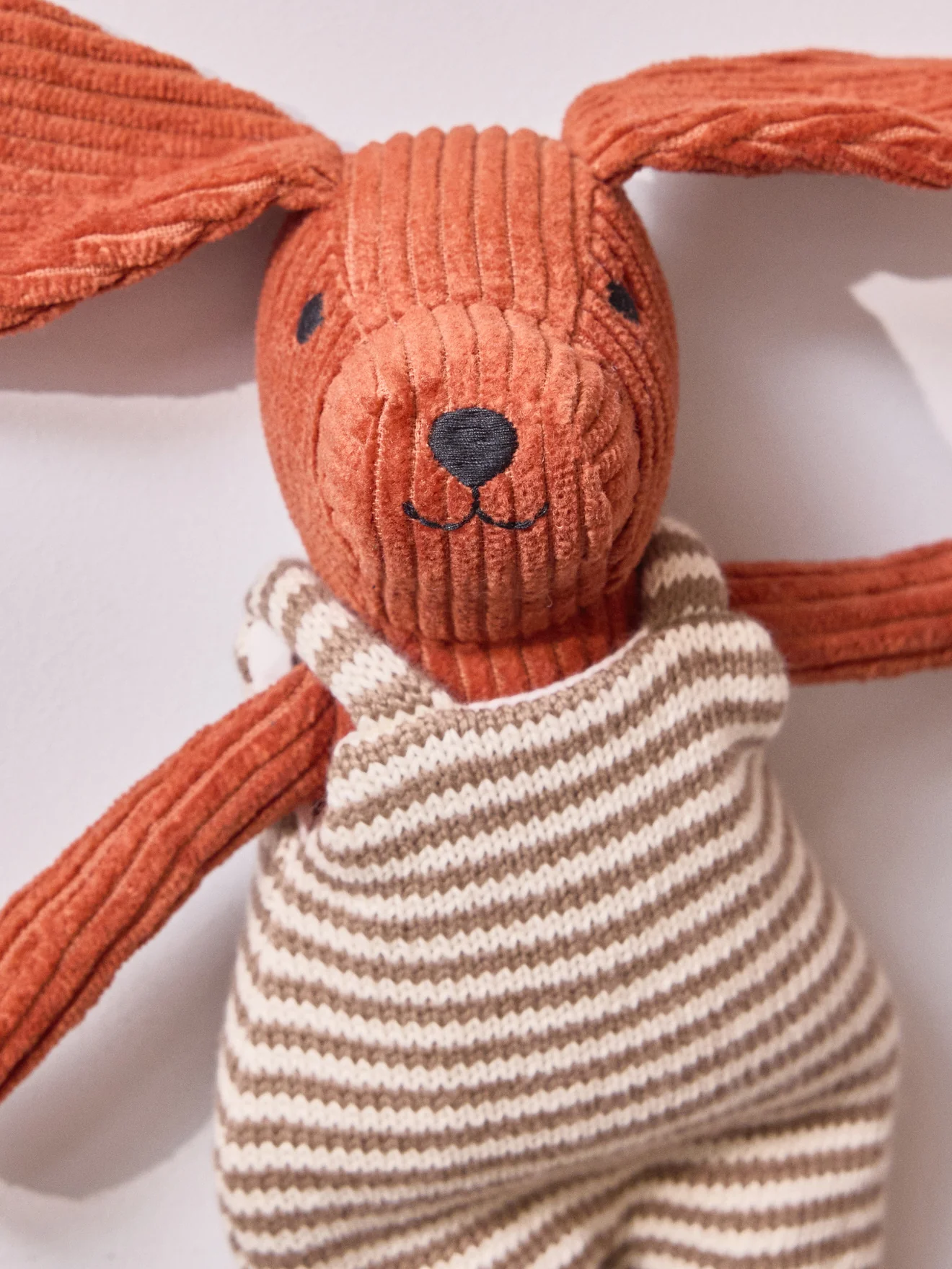 Kuscheltier « Hund » aus Velours mit Latzhose - Image 2