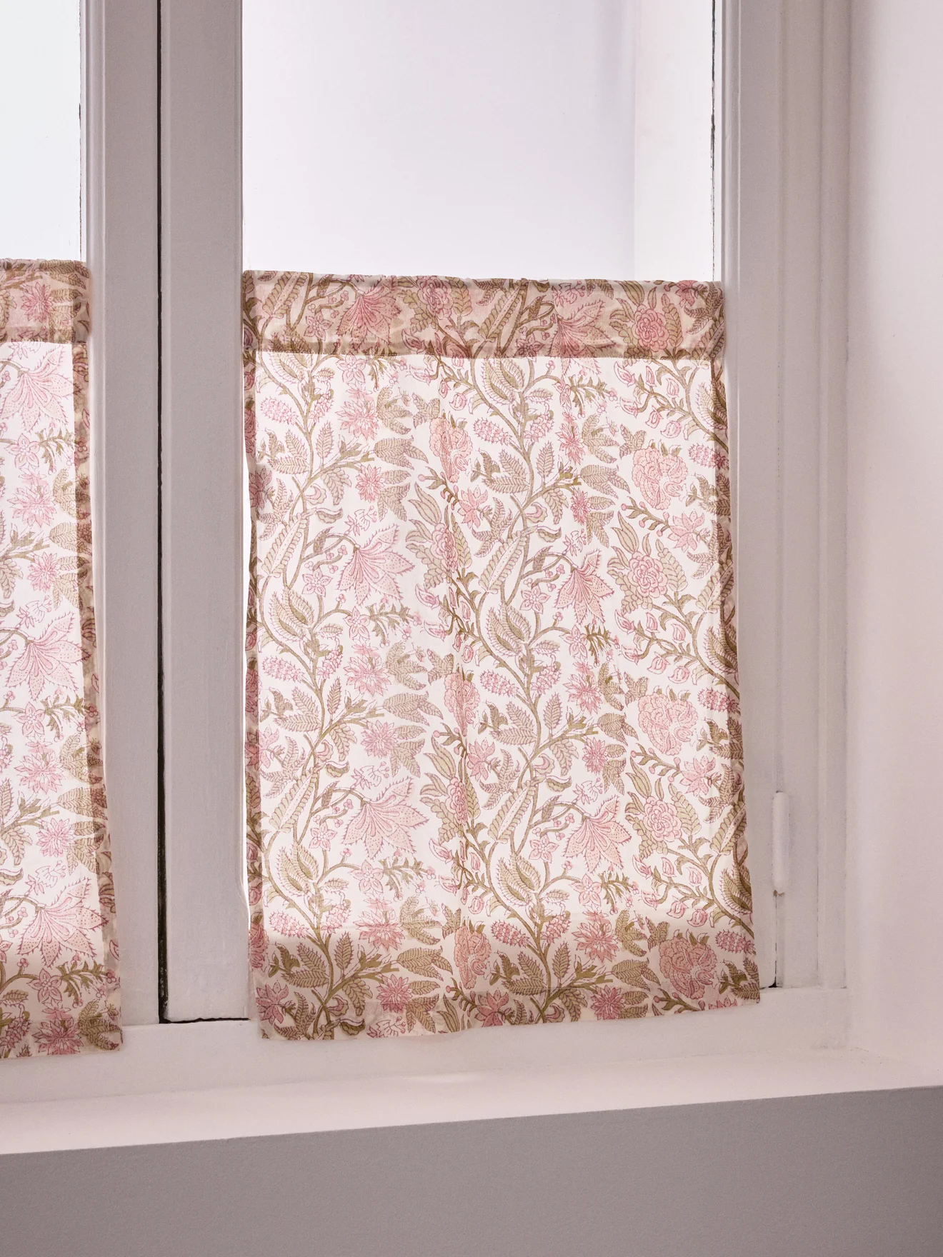 Scheibengardine aus Baumwolle mit indischem Print in Rosa