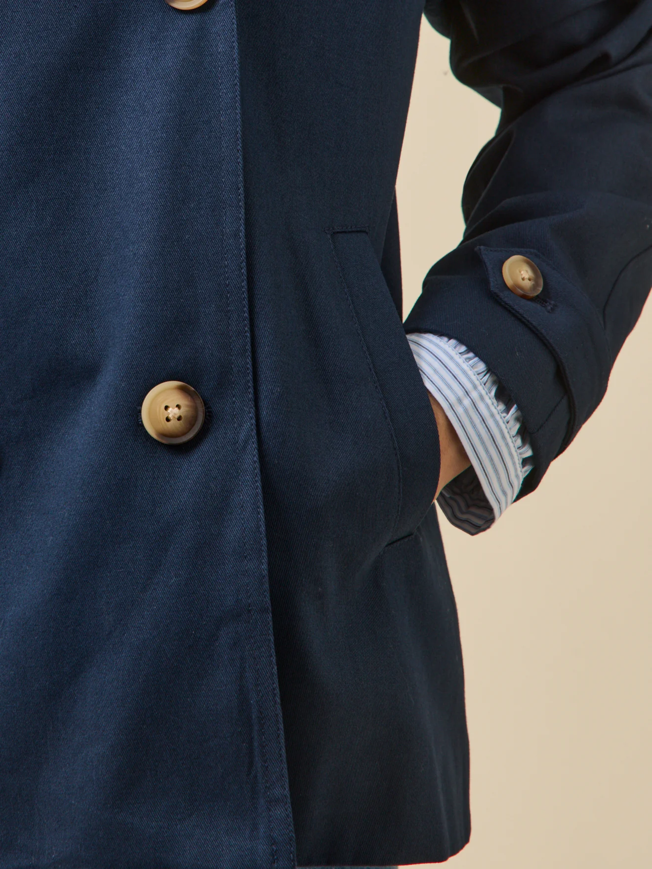 Mädchen-Trenchcoat, kurz – Junior-Kollektion - Image 5