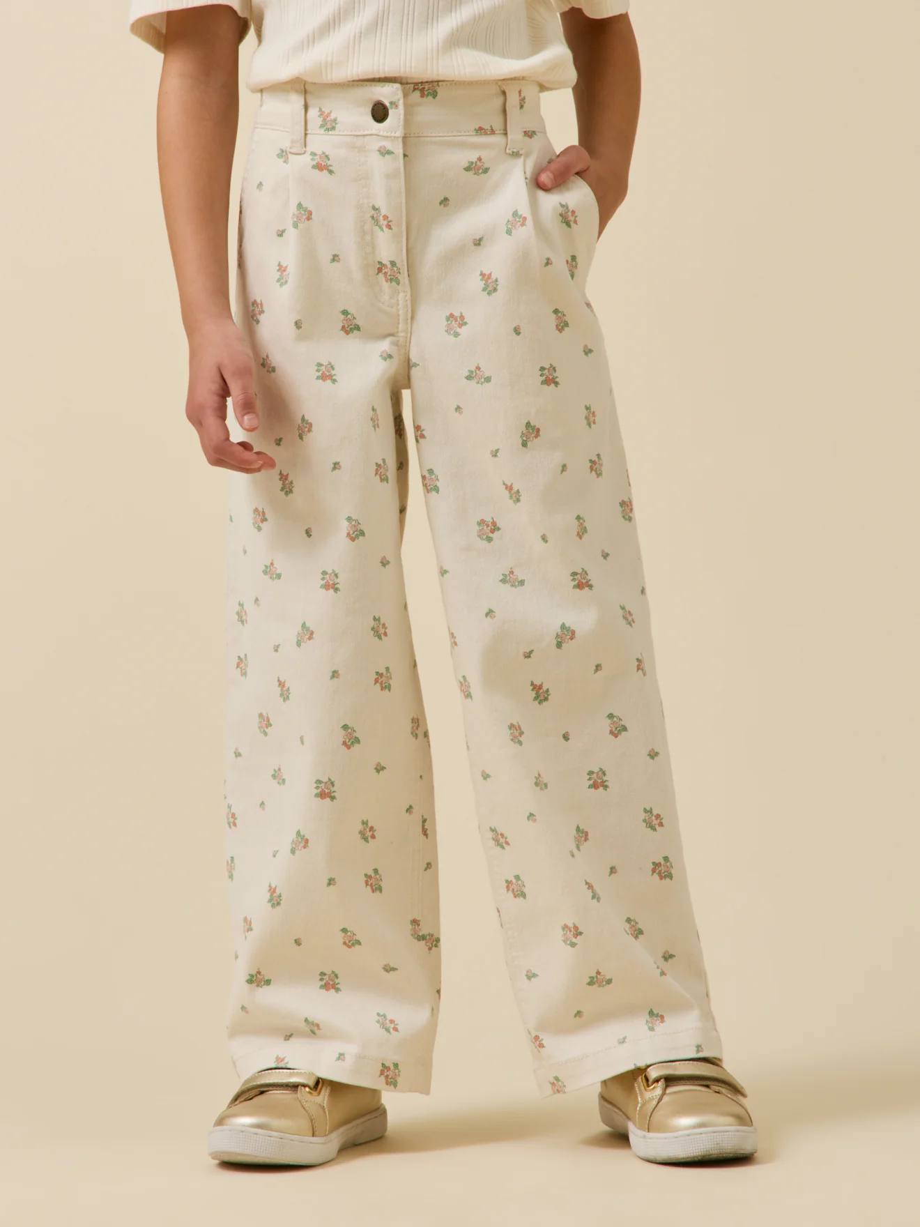 Mädchenhose mit weitem Schnitt und Print