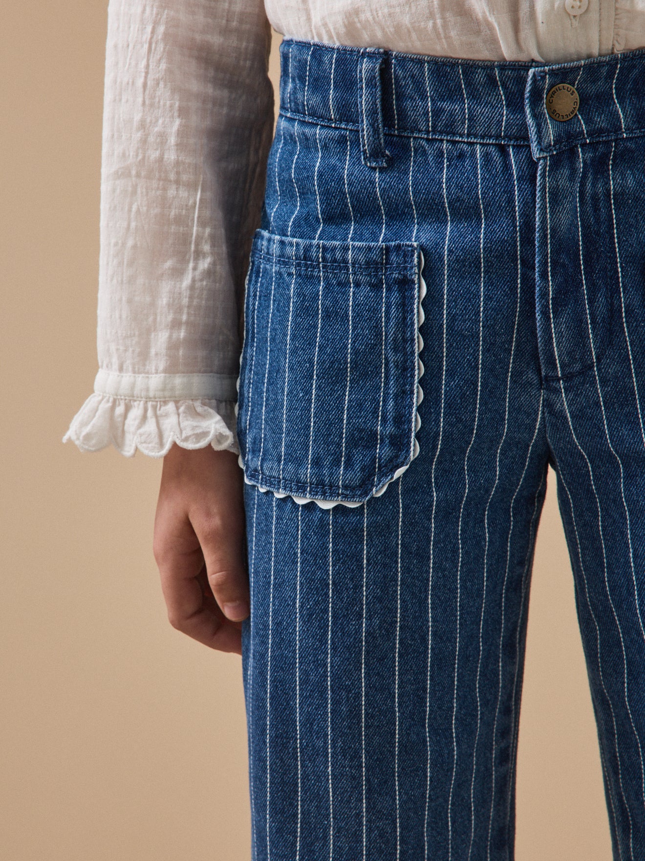 Mädchenhose mit Streifenmuster, geradem Schnitt und Festonbordüre - Image 3
