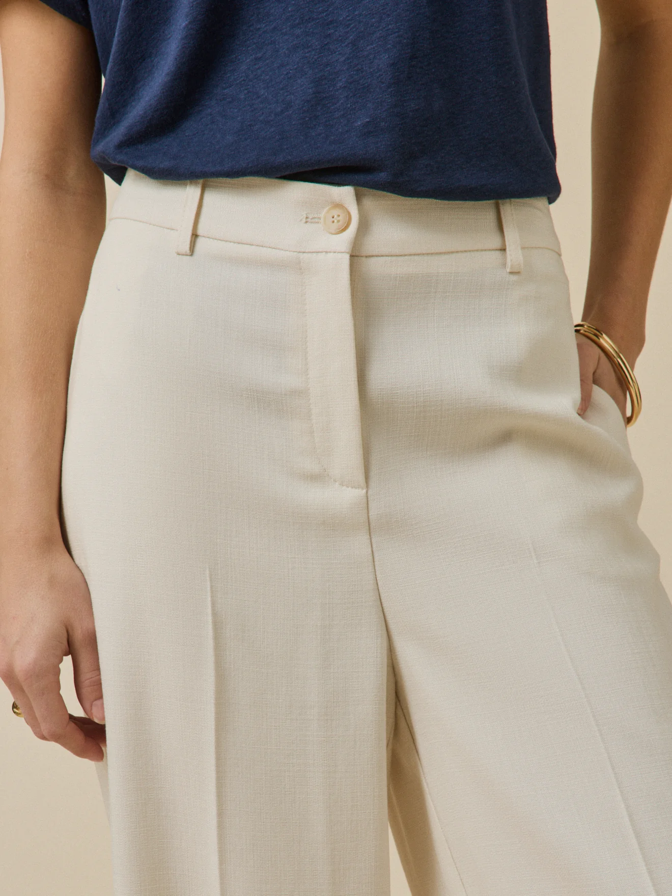 Stilvolle Damenhose Ava mit weitem Bein aus strukturiertem Stoff - Image 3