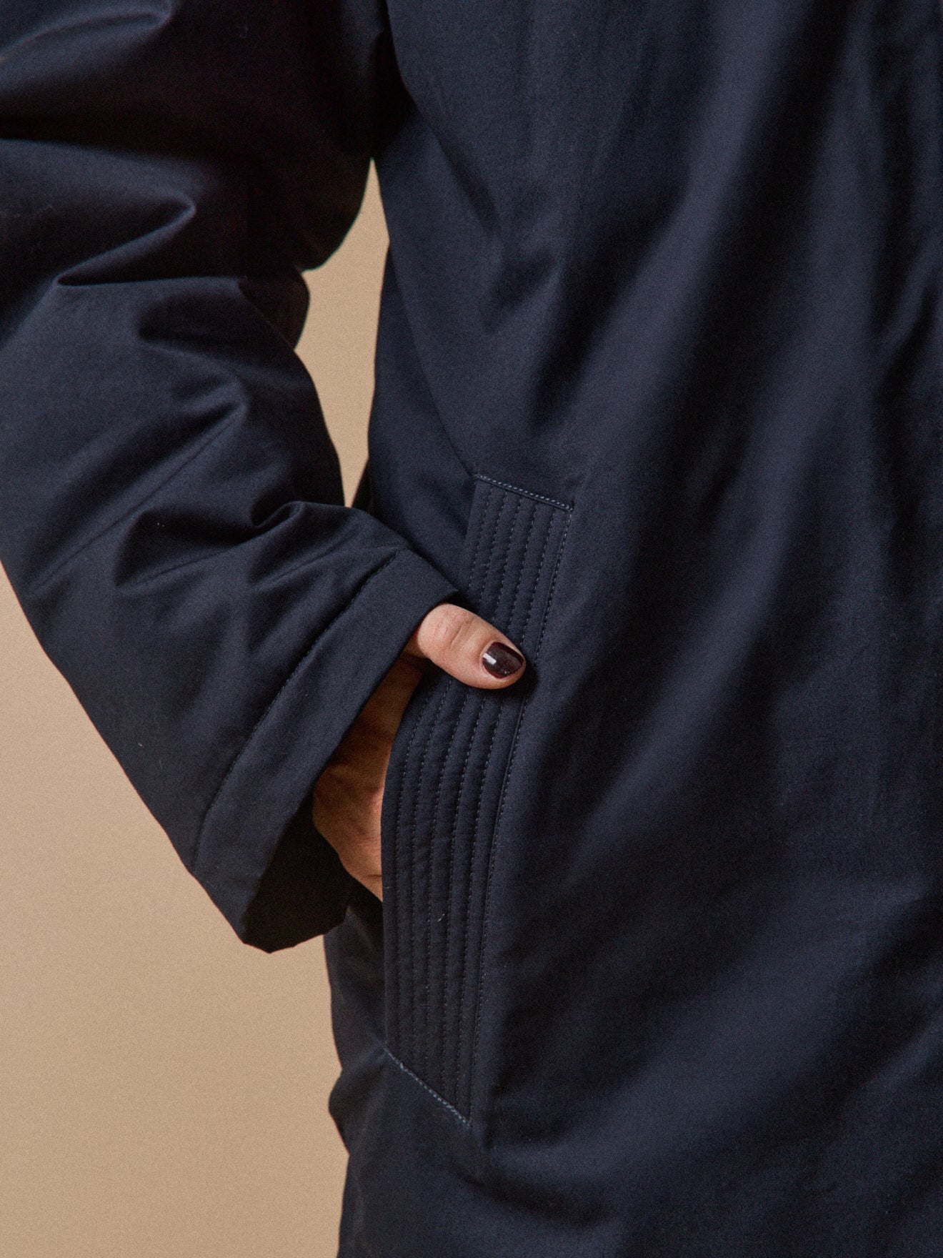 Halblanger und gefütterter Damen-Parka aus Webpelz - Image 5
