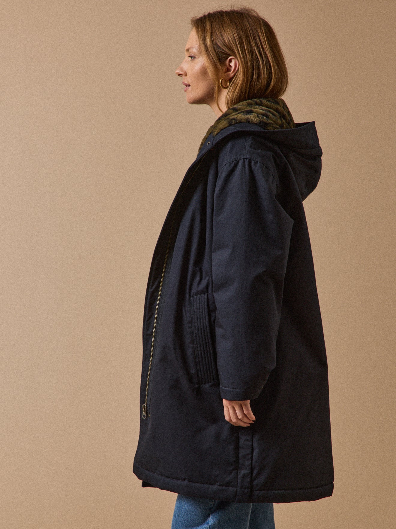 Halblanger und gefütterter Damen-Parka aus Webpelz - Image 6