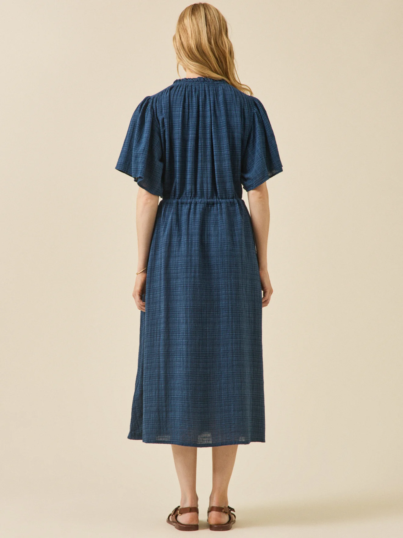 Langes Damenkleid aus Krepp mit Schmetterlingärmel - Image 2