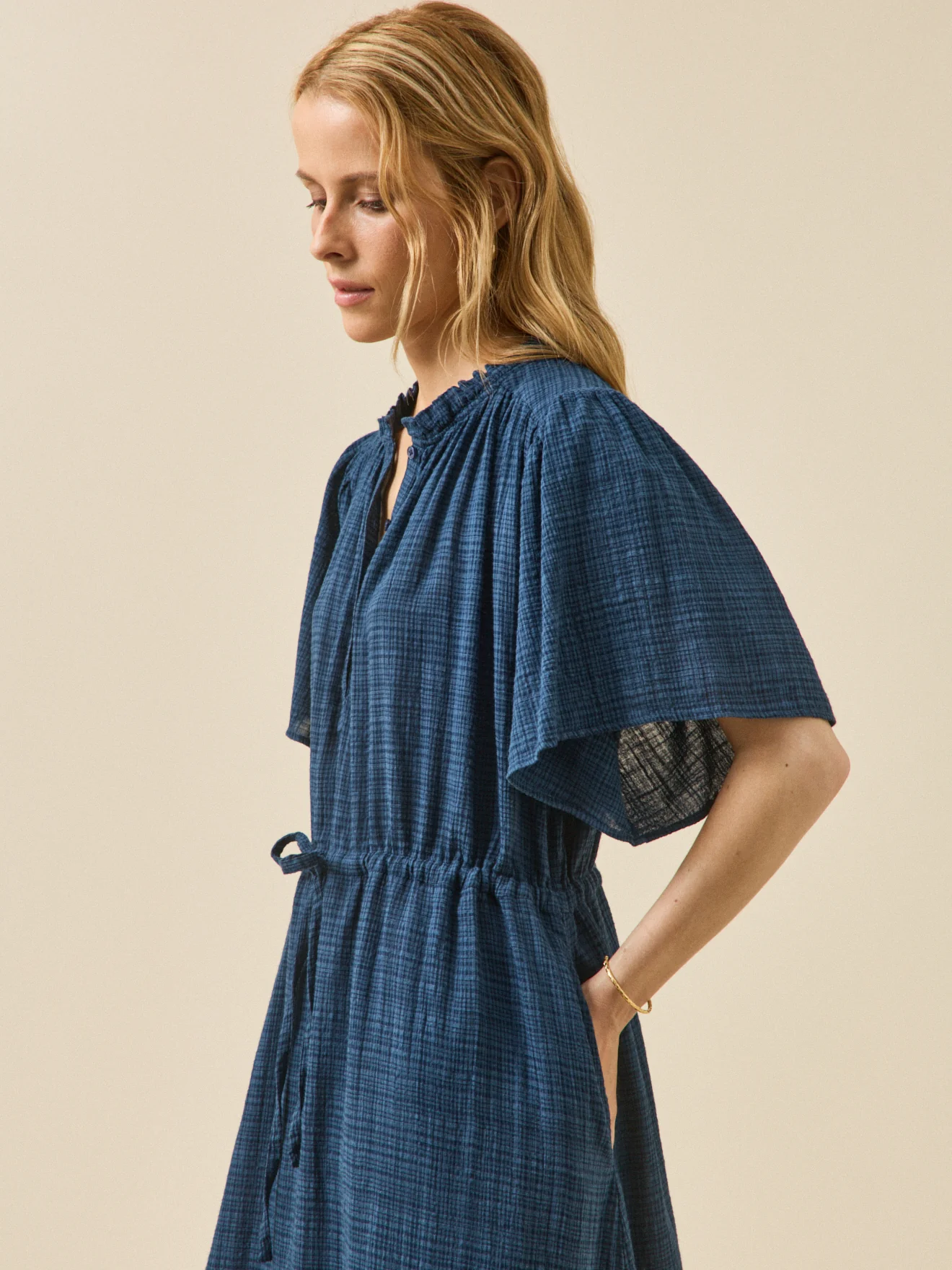 Langes Damenkleid aus Krepp mit Schmetterlingärmel - Image 5