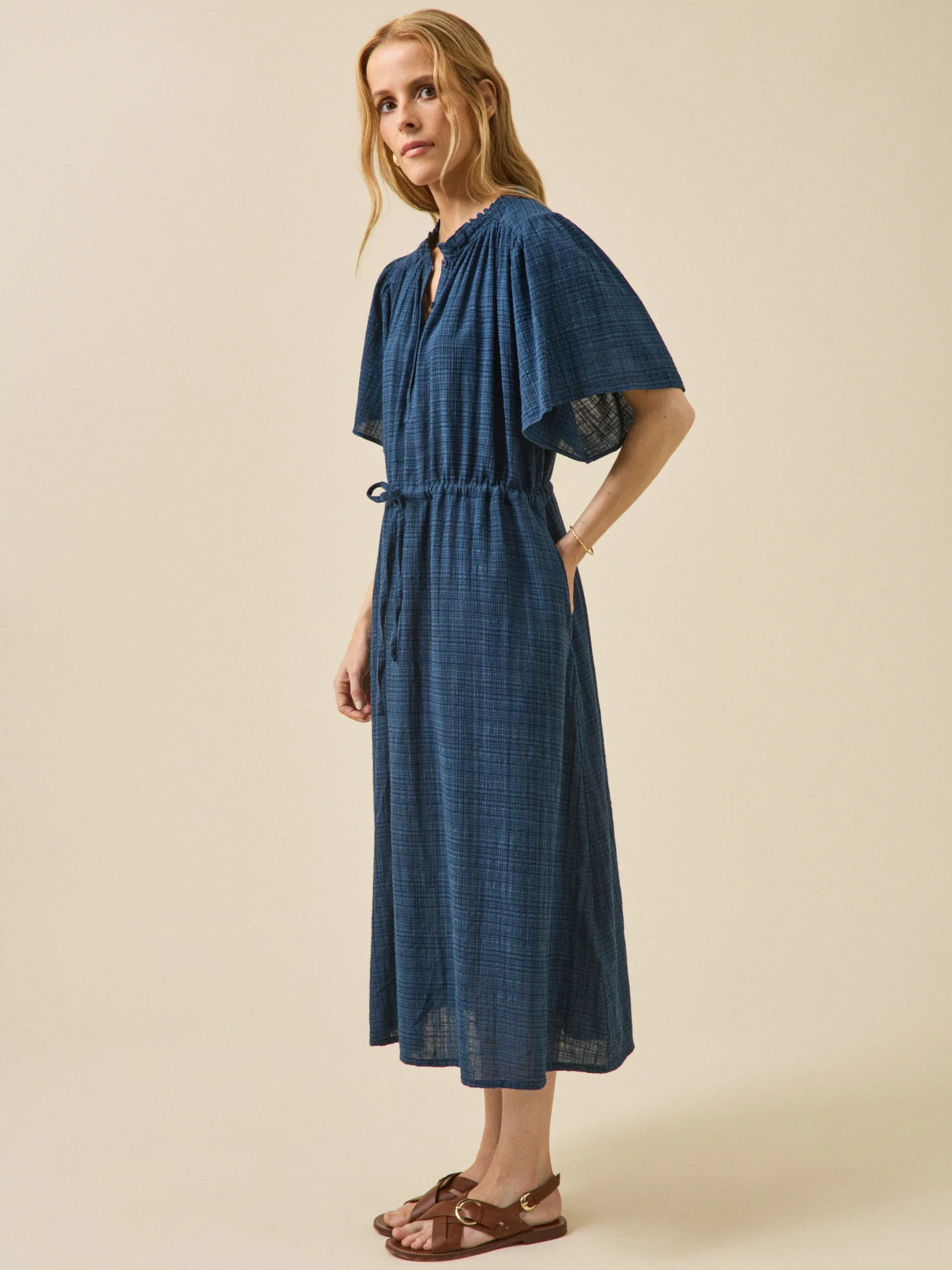 Langes Damenkleid aus Krepp mit Schmetterlingärmel - Image 6