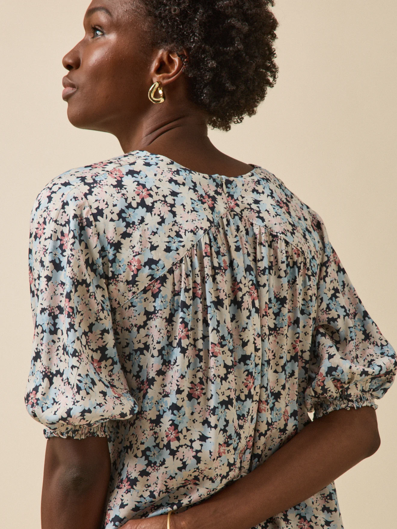 Langes Damenkleid mit Pop-Blumen-Print - Image 4