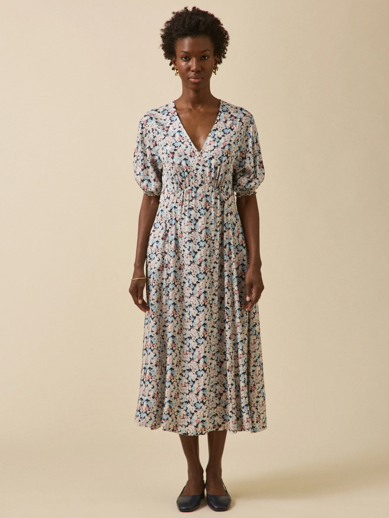 Langes Damenkleid mit Pop-Blumen-Print - Image 5