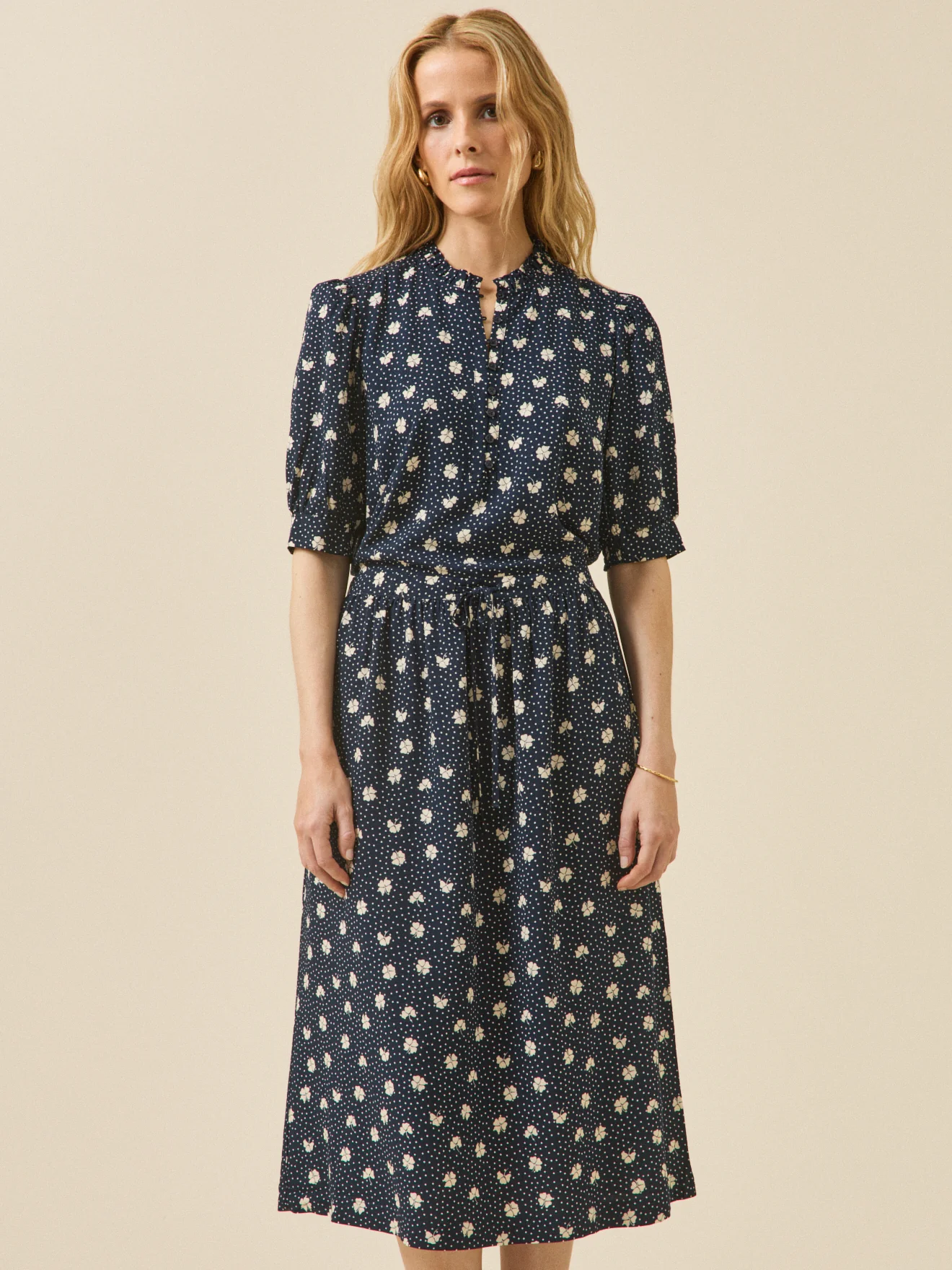 Halblanges Damenkleid mit Klee-Print aus Dobby-Viskose