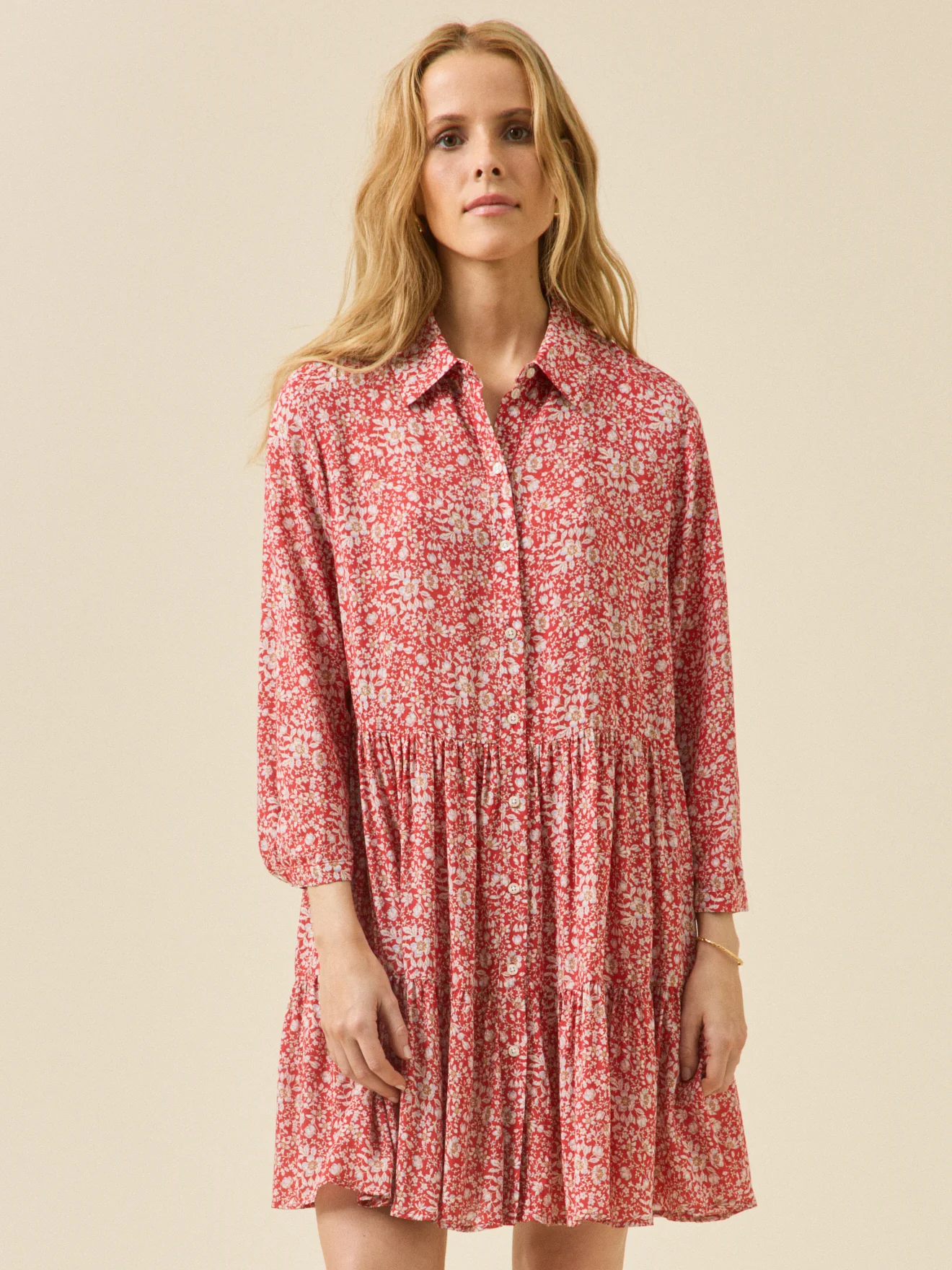Kurzes Damenkleid mit Volants aus Liberty-Stoff - Limited Collection