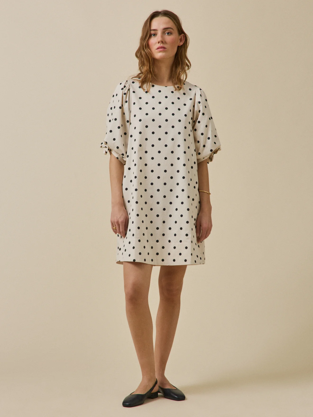 Kurzes Damen-Festkleid mit Tupfen - Image 4