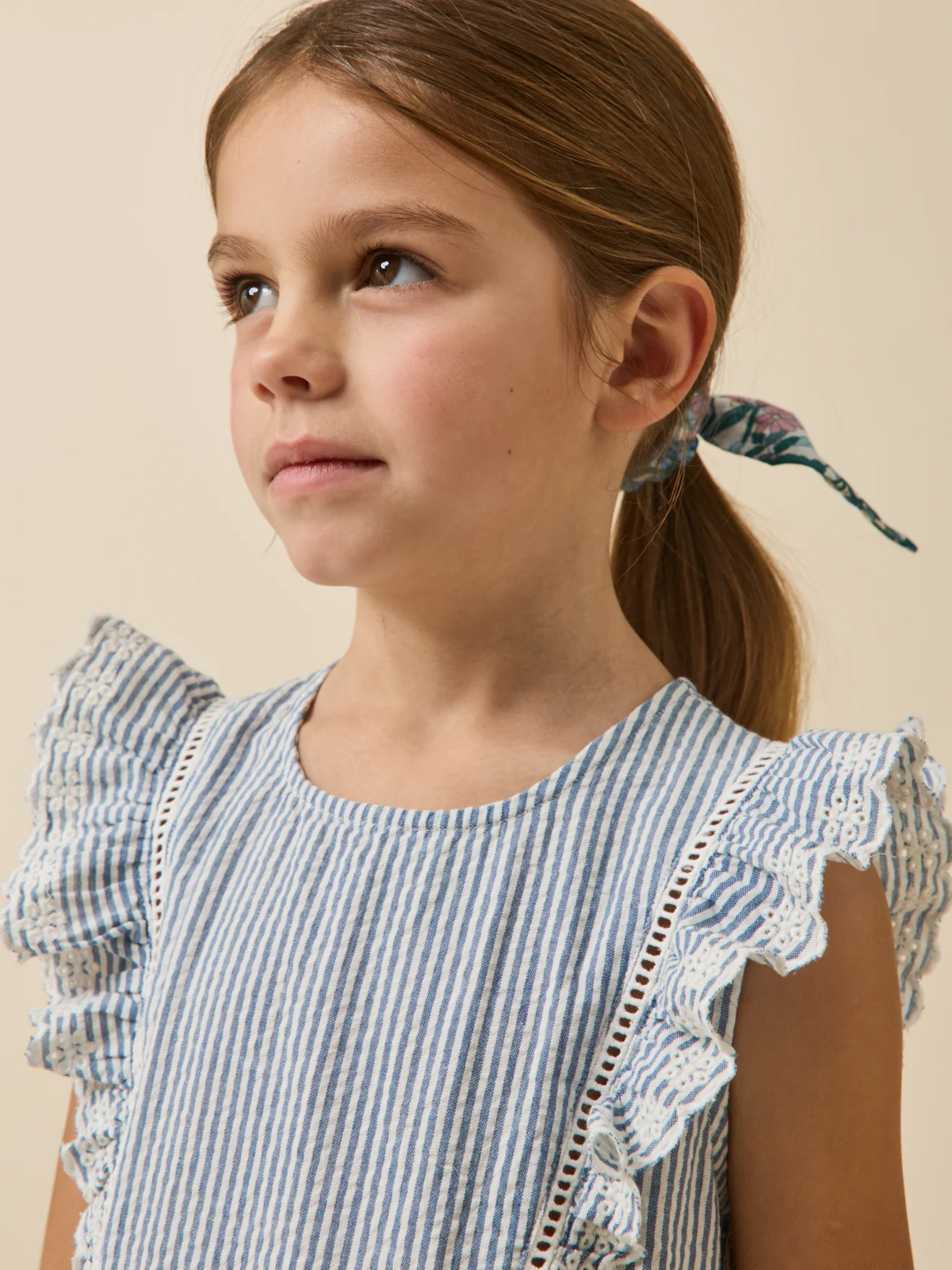 Mädchenkleid aus Seersucker mit Streifenmuster - Image 3