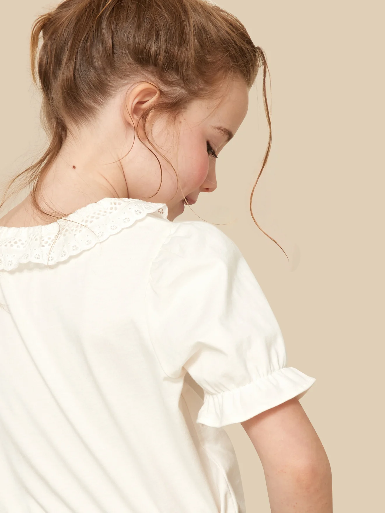Mädchen T-Shirt mit Spitzenkragen – Bio-Baumwolle - Image 3